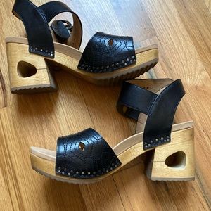 Dansko Odele Black Sandals size 39. Worn twice